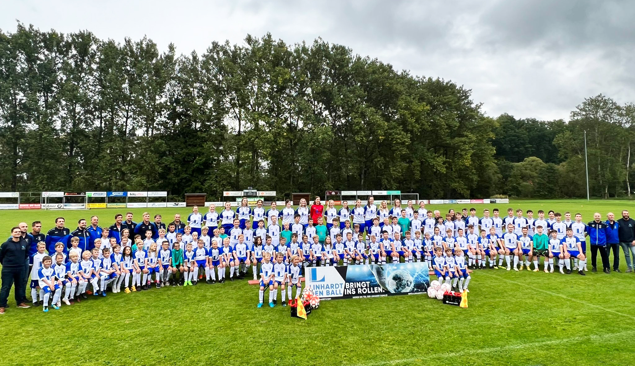 LINHARDT bringt den Ball ins Rollen.