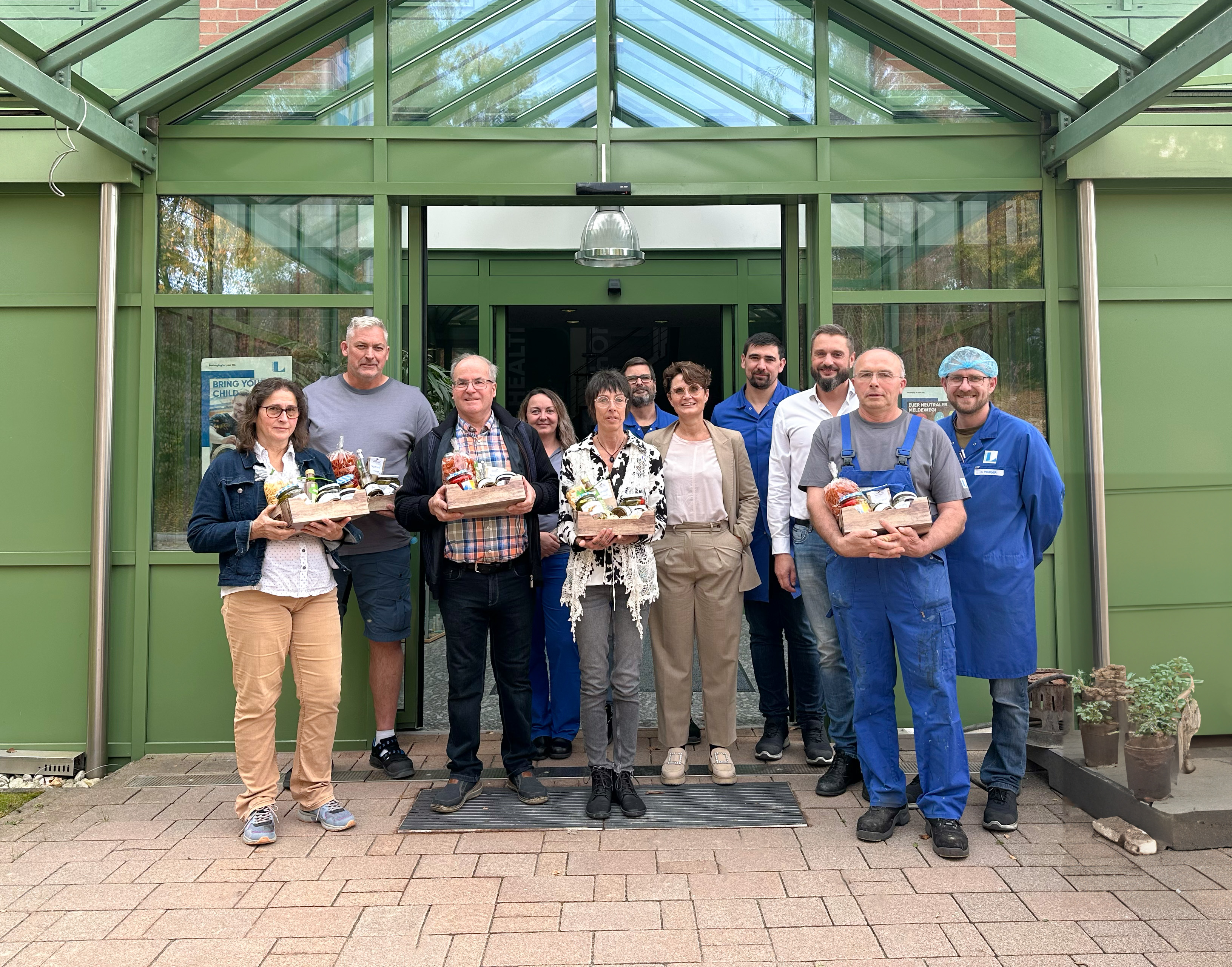 Gemeinsam stoÃŸen wir auf unsere Jubilare und “Geburtstagskinder” an.