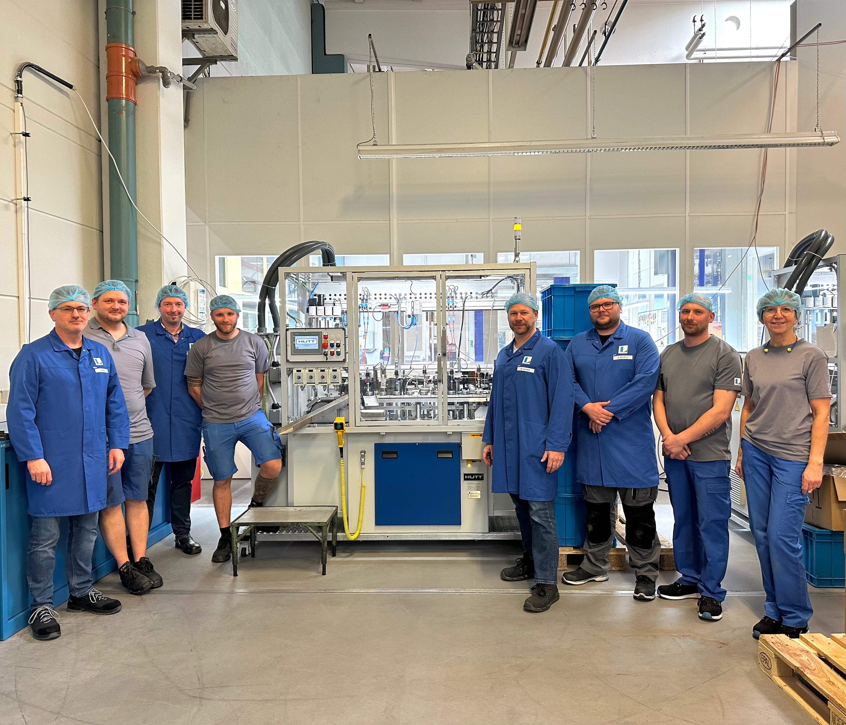 Bereich SpezialitÃ¤ten: Neue LÃ¤ngstaktmontagemaschine und Deckelsteck-Automatisierung